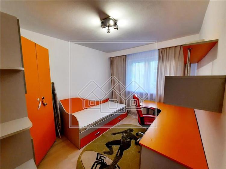 Apartament cu 3 camere decomandat în Ștrand