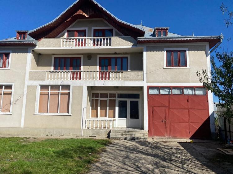 Casă individuală cu 8 camere cu Teren 1820 Mp în Vadu Moldovei