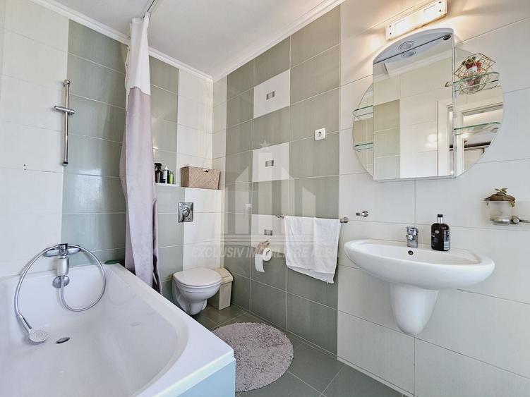 Casă individuală cu 8 camere cu Canalizare în Cetate
