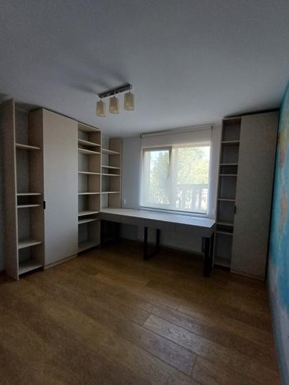 Casă individuală cu 5 camere cu Teren 375 Mp în Exterior Est