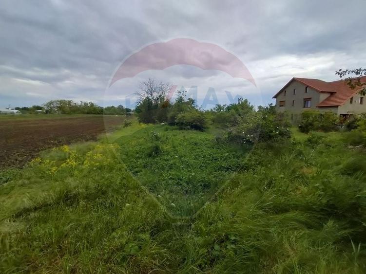 Teren Construcții intravilan de 3700 mp, în Gulia