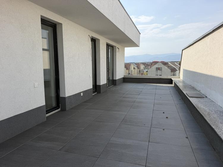 Penthouse cu 4 camere semidecomandat în Vasile Aaron