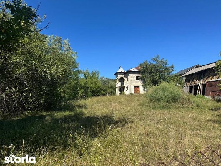 Casă cu 4 camere cu Teren 200 Mp în Petros