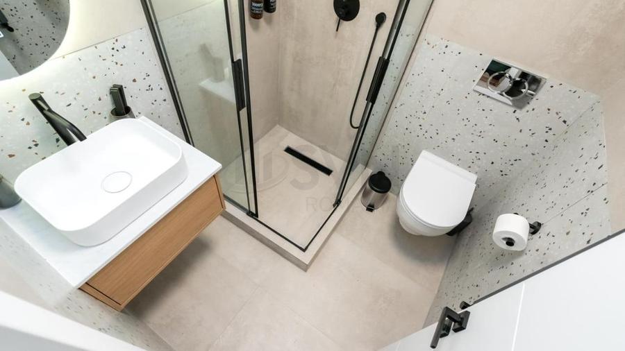 Casă individuală cu 12 camere cu Canalizare în P-ța Romană