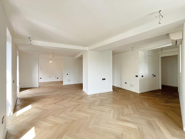 Apartament cu 4 camere decomandat în Dorobanți