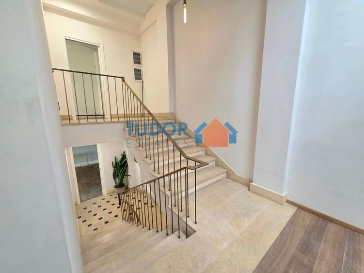 Casă individuală cu 10 camere cu Teren 150 Mp în Capitale