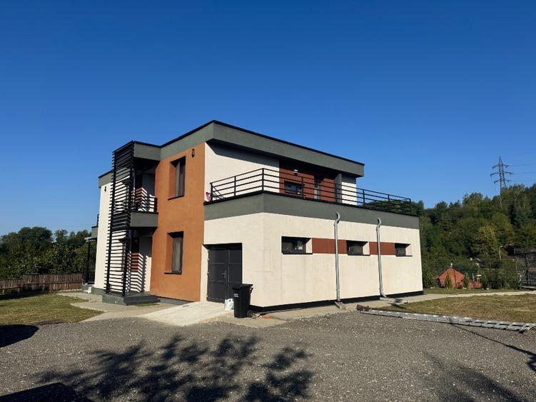 Casă individuală cu 5 camere cu Teren 1000 Mp în Central