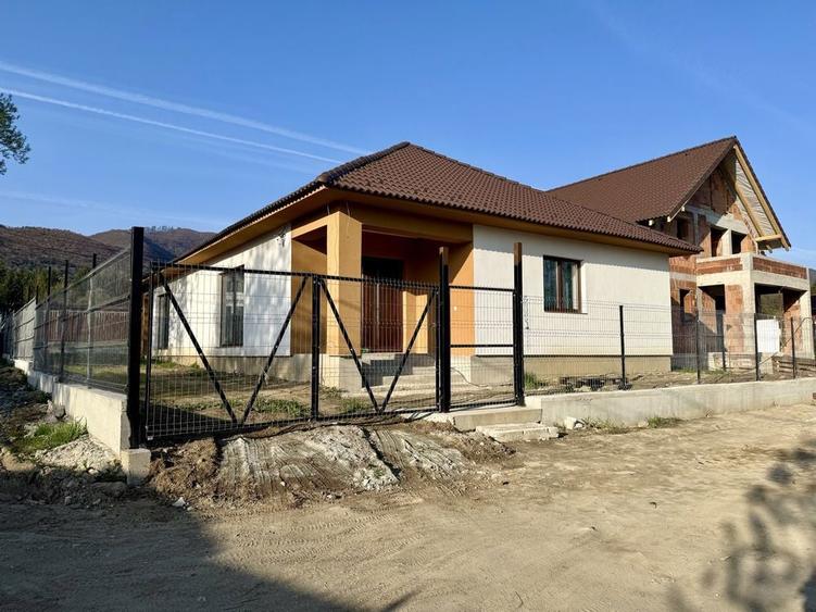 Casă cu 4 camere în Sadu