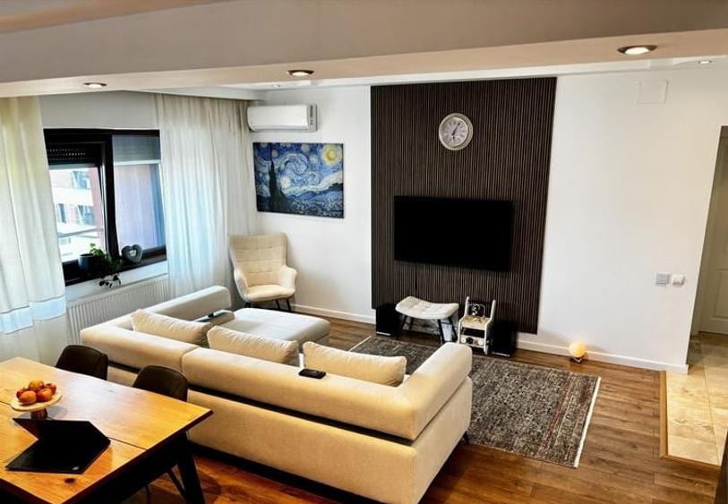 Apartament cu 3 camere semidecomandat, mobilat în Pipera