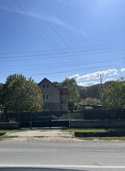 Casă cu 4 camere decomandat cu Teren 800 Mp în Voinești