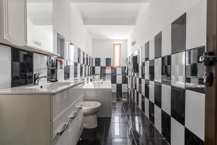 Casă individuală cu 9 camere cu Teren 1025 Mp în Bucium