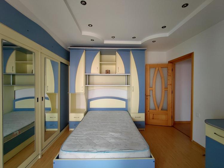 Apartament cu 4 camere decomandat, mobilat în Trocadero