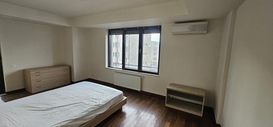 Apartament cu 4 camere decomandat în Barbu Văcărescu