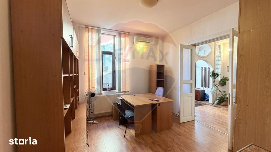 Casă cu 4 camere cu Teren 435 Mp în Piața Centrală