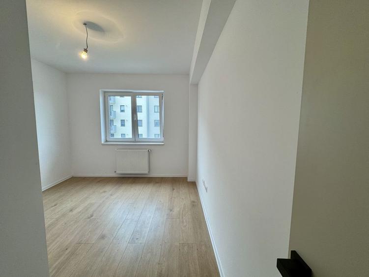 Apartament cu 3 camere decomandat, mobilat în Tractorul
