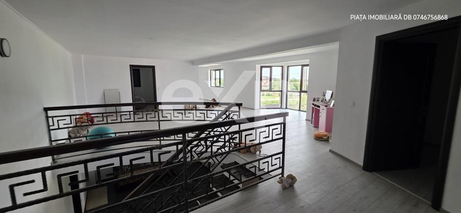 Casă individuală cu 10 camere cu Garaj în Bungetu