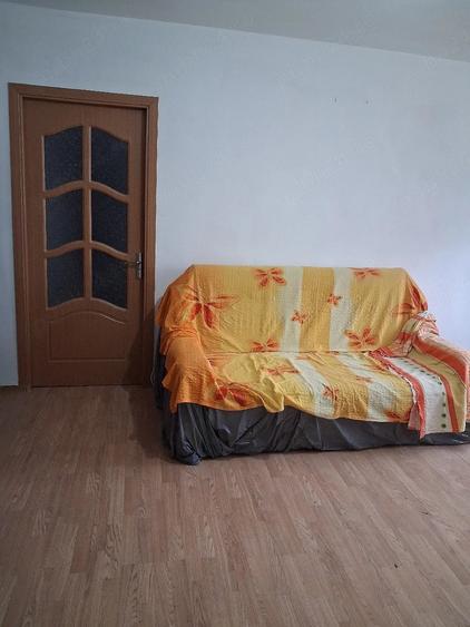 Apartament cu 2 camere semidecomandat în Traian