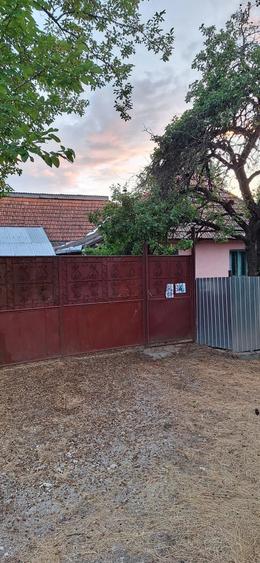 Casă cu 5 camere cu Teren 3850 Mp în Roșia