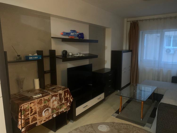 Apartament cu 2 camere semidecomandat în Broscărie