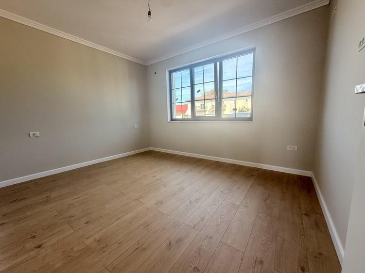 Duplex cu 5 camere cu Canalizare în Dumbrăvița