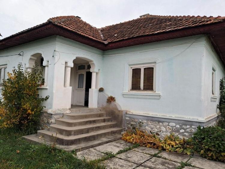 Casă individuală cu 4 camere cu Canalizare în Baia de Fier