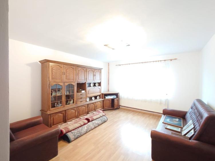 Casă cu 5 camere cu Teren 650 Mp în Sânpetru