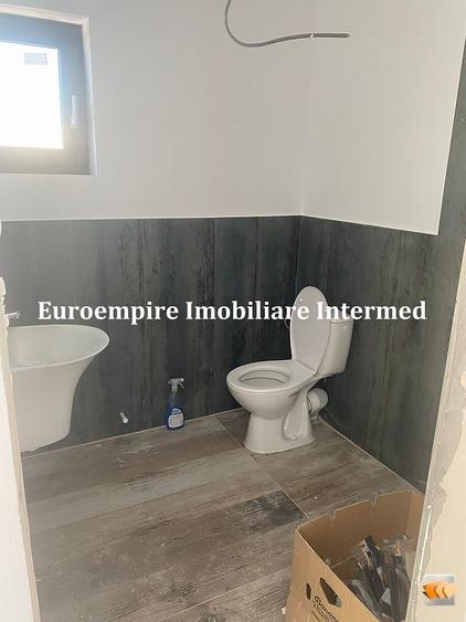 Casă cu 7 camere cu Canalizare în Exterior Est