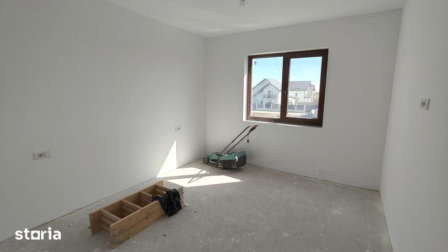 Casă cu 5 camere cu Teren 492 Mp în Glina