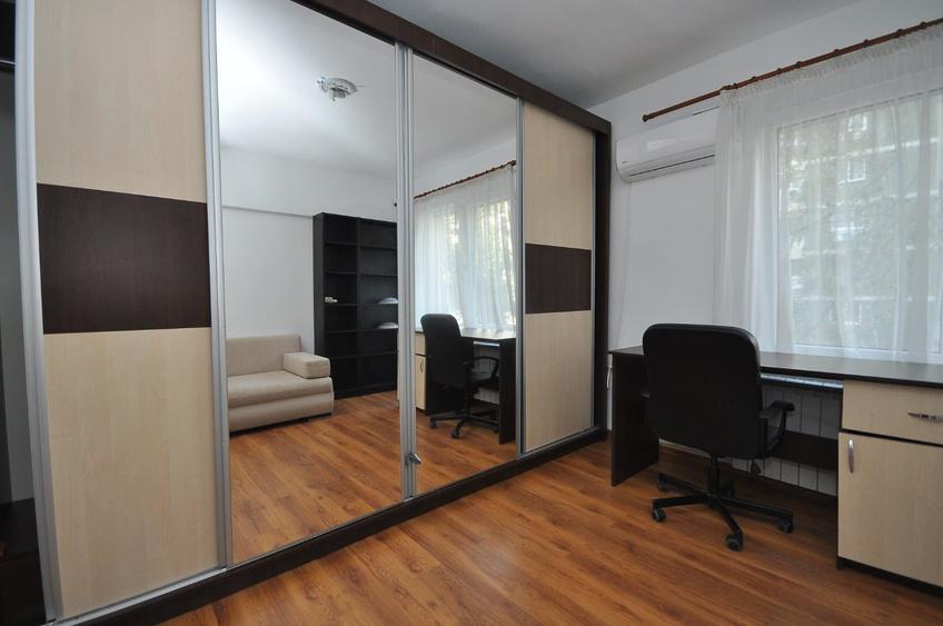 Apartament cu 3 camere semidecomandat în Militari