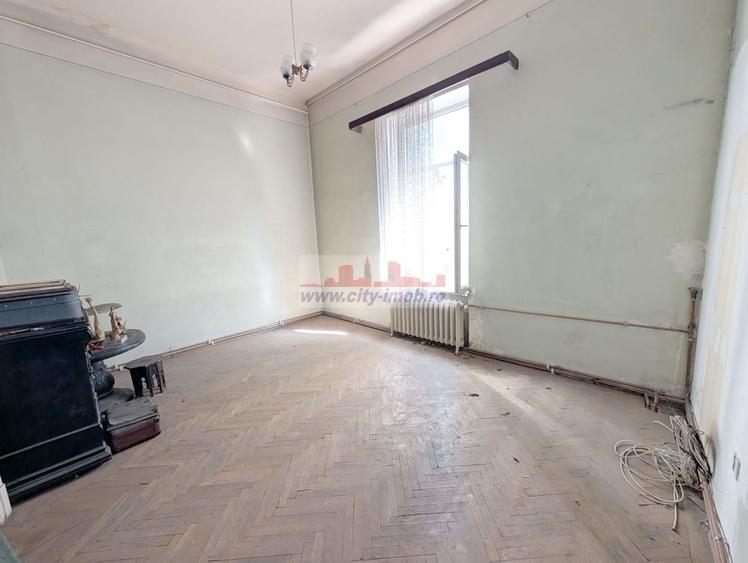 Apartament cu 3 camere semidecomandat în Victoriei