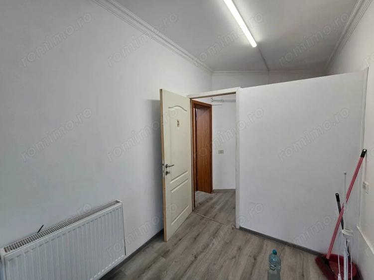 Apartament cu 5 camere semidecomandat în Dumbrăvița