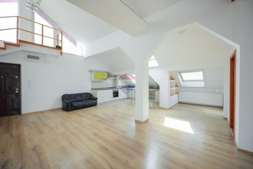 Penthouse cu 4 camere decomandat, mobilat în Nufărul