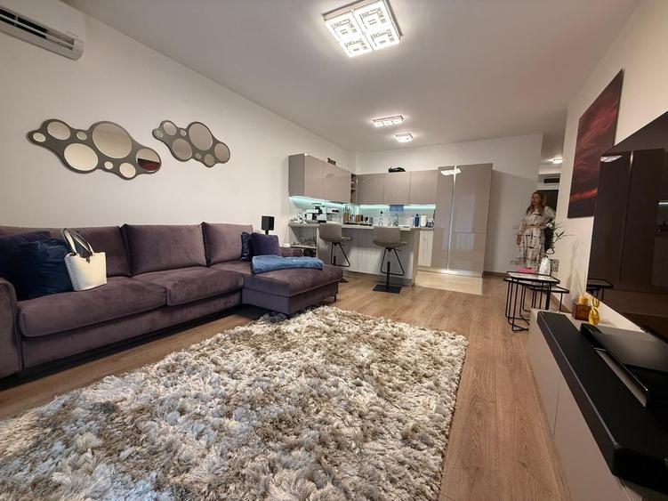 Apartament cu 3 camere semidecomandat în P-ța Unirii