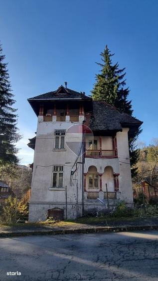 Casă cu 4 camere cu Teren 996 Mp în Central
