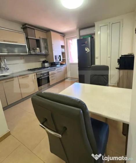 Apartament cu 3 camere decomandat, mobilat în 7 Noiembrie