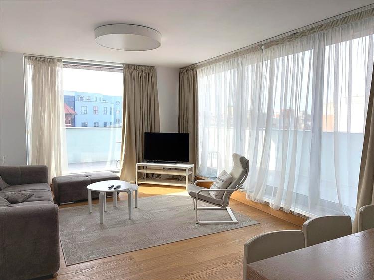 Apartament cu 3 camere, mobilat în Victoriei