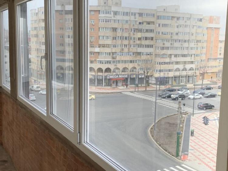 Apartament cu 4 camere decomandat în Trocadero
