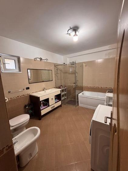 Casă cu 7 camere cu Teren 576 Mp în Cătămărești