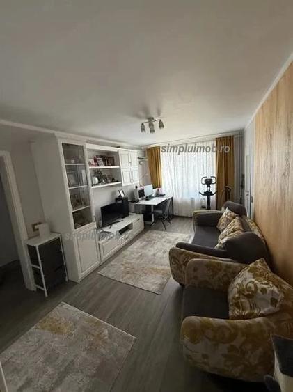 Apartament cu 4 camere semidecomandat în Fizicienilor