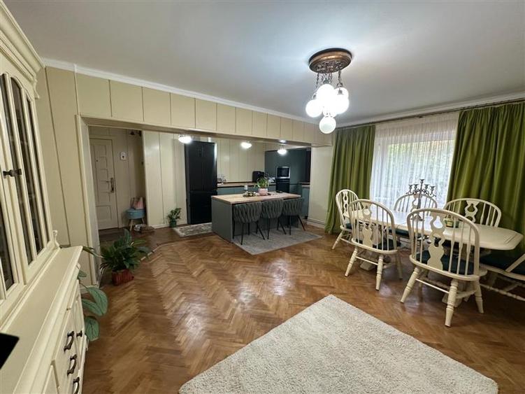 Apartament cu 3 camere decomandat în Central