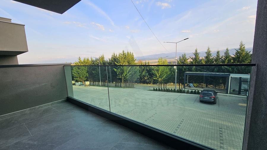 Apartament cu 3 camere decomandat în Cristian