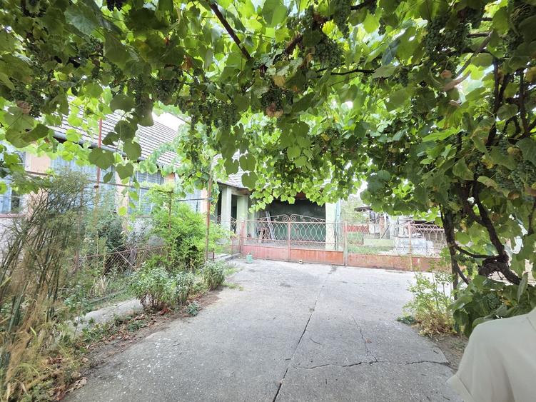Casă cu 4 camere în Pădureni