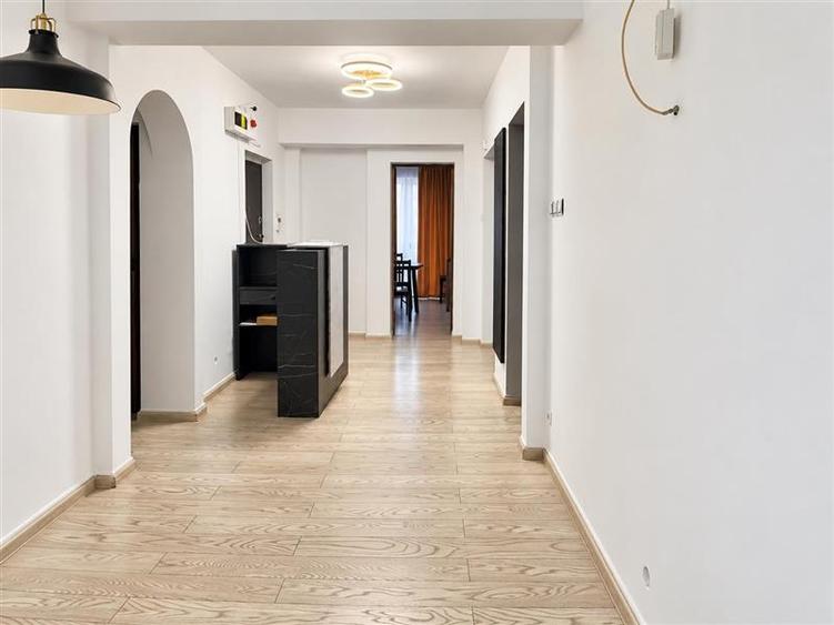 Apartament cu 4 camere decomandat în Primăverii