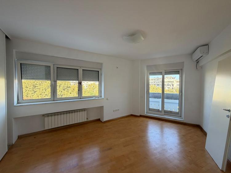 Apartament cu 4 camere semidecomandat în Unirii