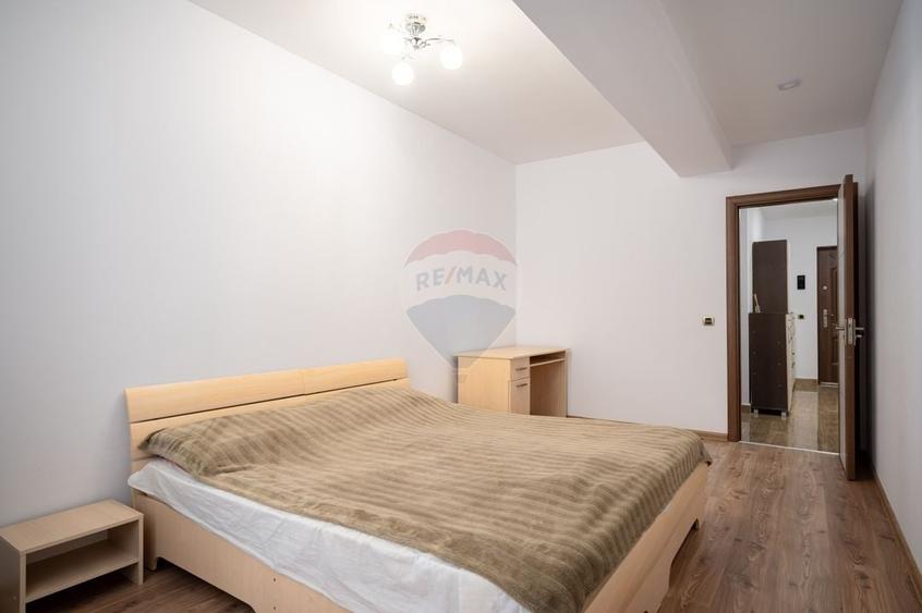 Apartament cu 3 camere decomandat, mobilat în Tractorul