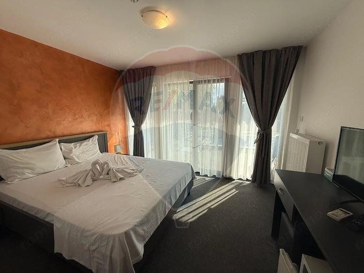 Casă cu 10 camere cu Teren 568 Mp în Corbu