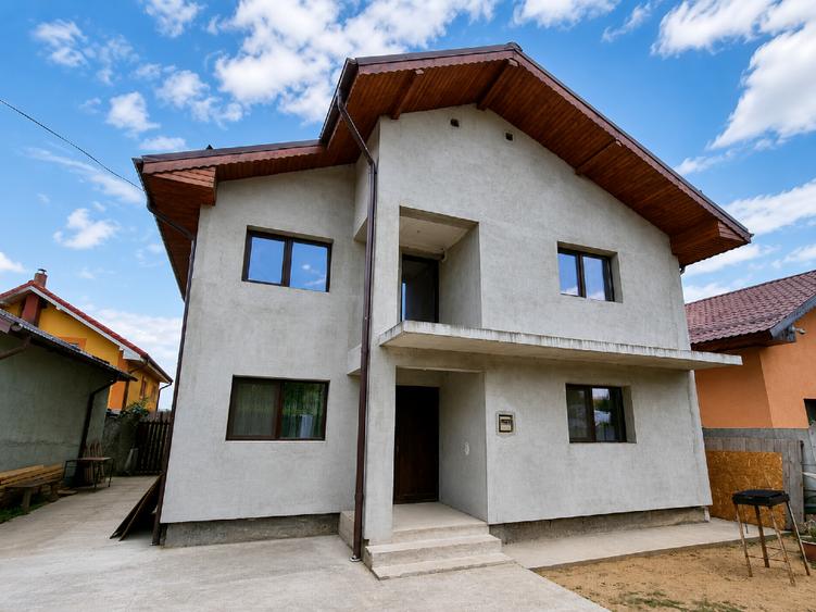 Casă individuală cu 4 camere cu Canalizare în Romanești