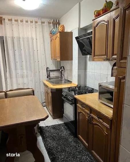 Apartament cu 3 camere semidecomandat în Păcurari