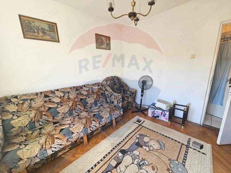 Apartament cu 3 camere semidecomandat în Central