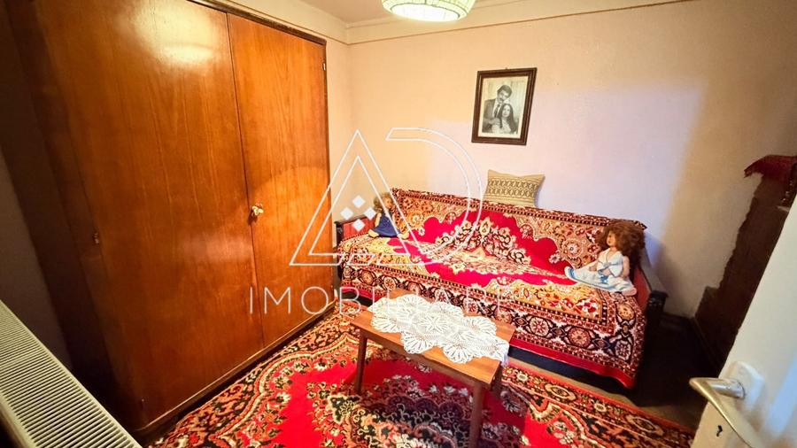 Casă individuală cu 5 camere cu Teren 930 Mp în Central